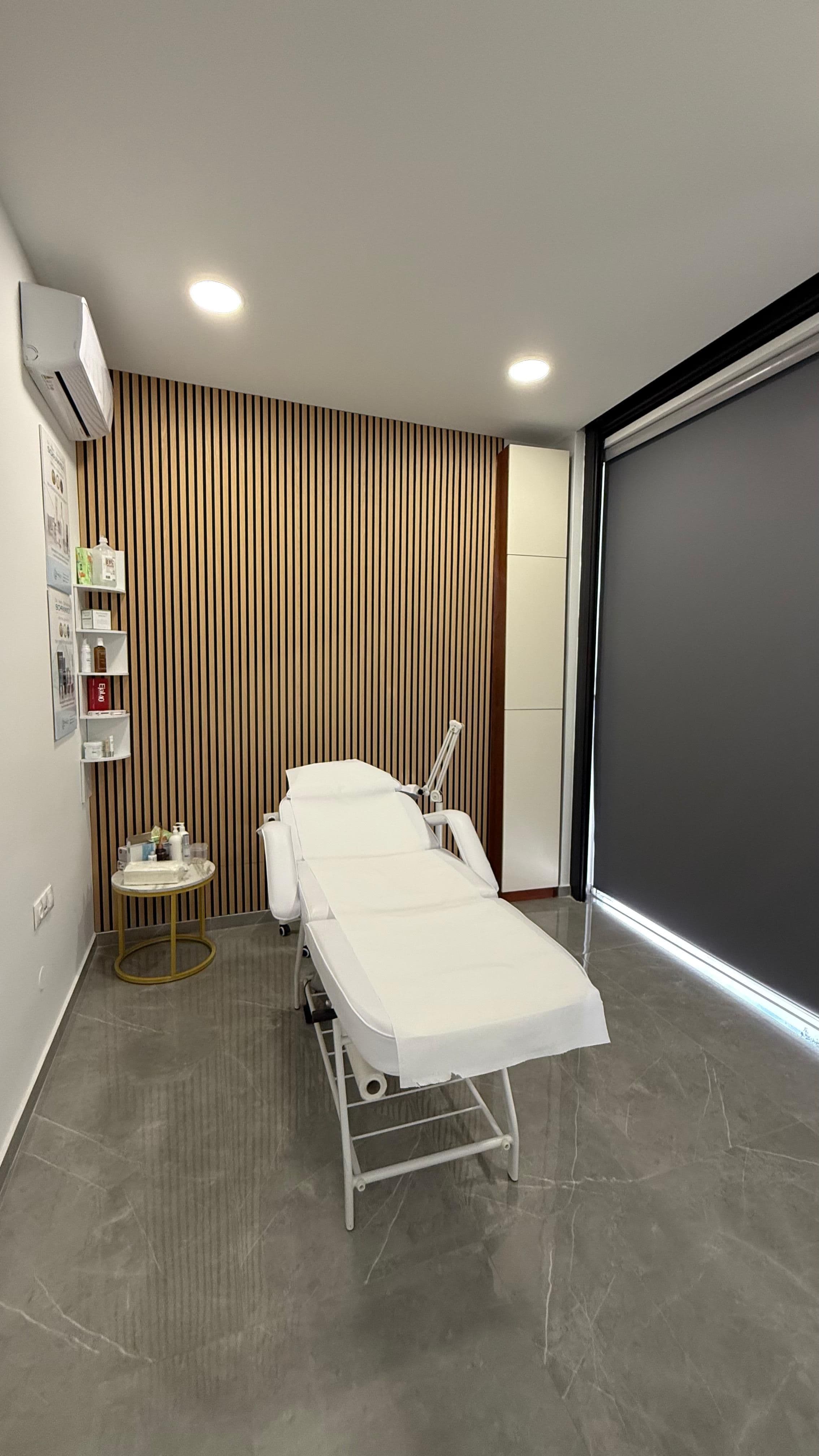 Kaiser Derma Clinic — treatment room